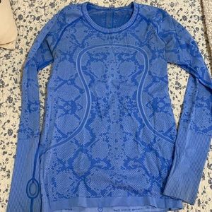 Long sleeve blue snake patterned exercise shirt.